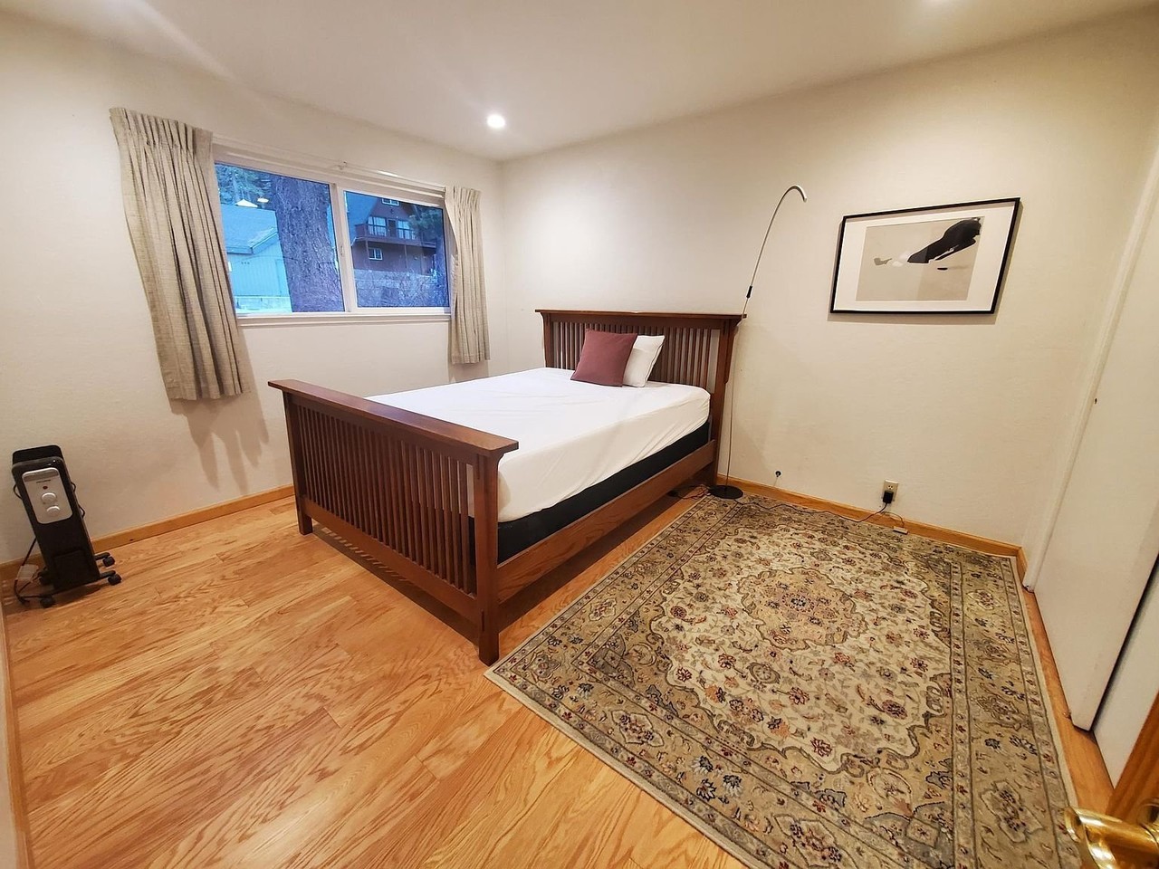 586 Gardner St - Photo 2 of 7