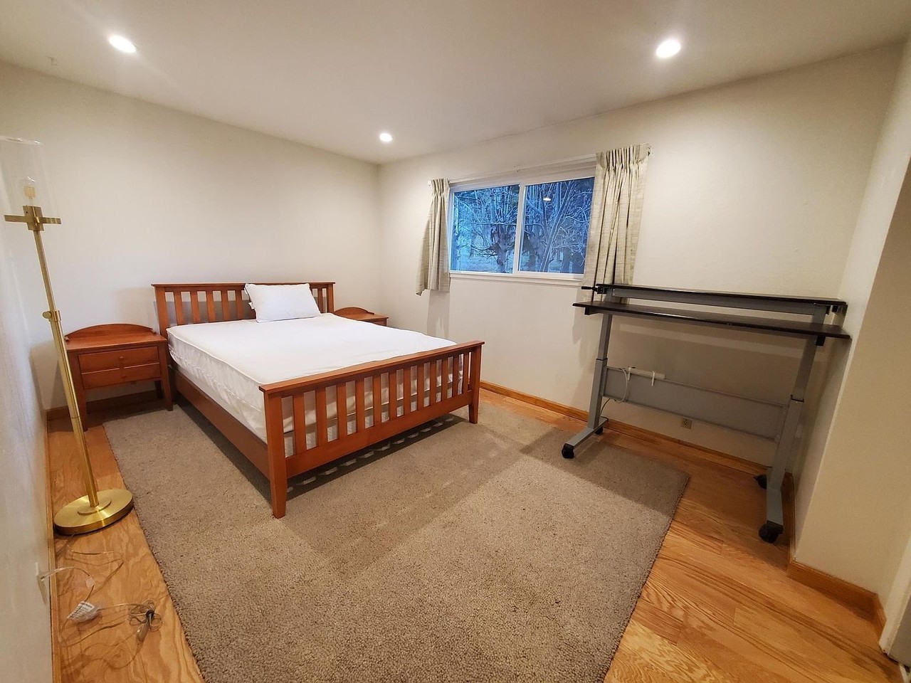 586 Gardner St - Photo 3 of 7
