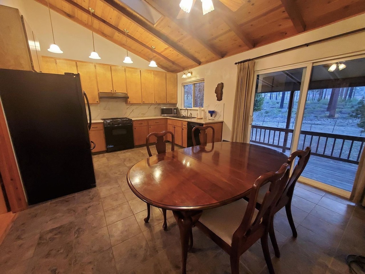 586 Gardner St - Photo 5 of 7