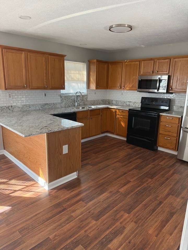 716 Pinoak Dr - Photo 2 of 12