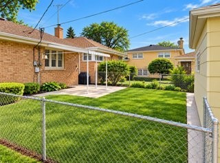 4257 Howard St - Photo 4 of 17