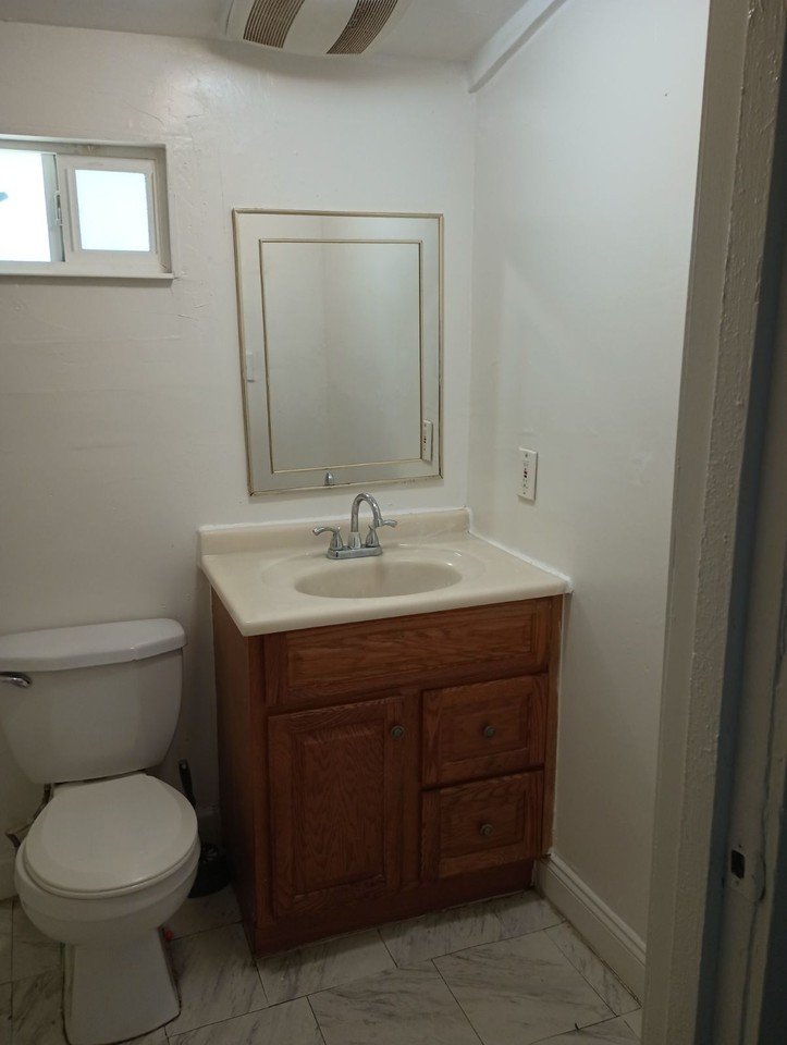 1007 Santiago Ave #B - Photo 4 of 10