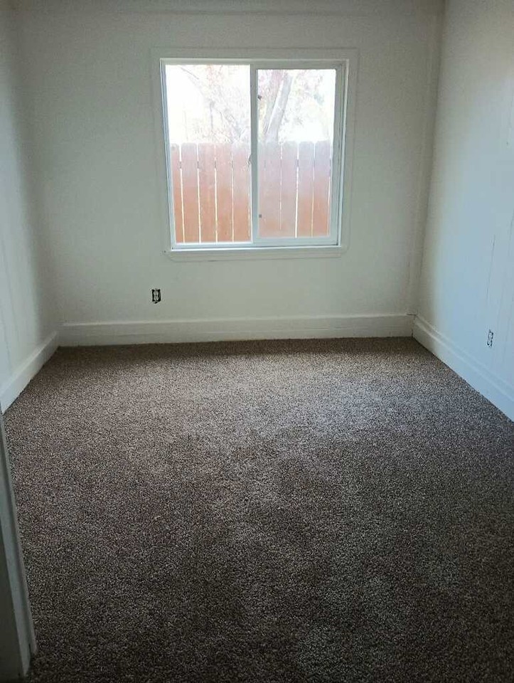 1007 Santiago Ave #B - Photo 5 of 10