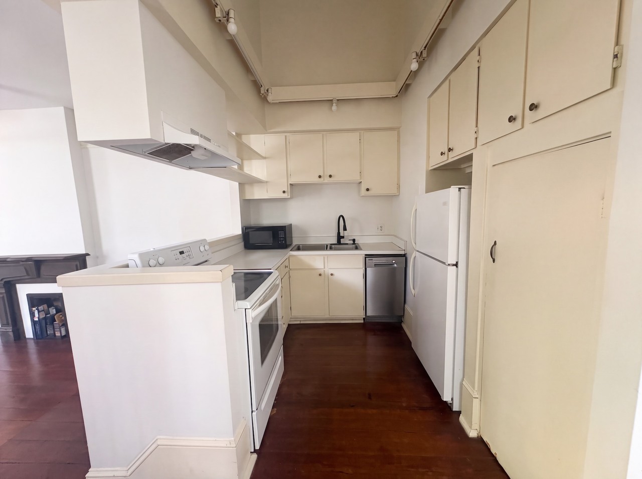 1526 Saint Mary St #B - Photo 3 of 15