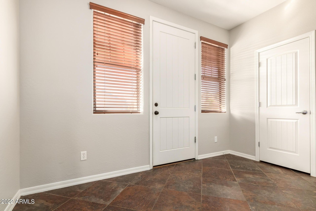 1437 W Pelican Ct - Photo 5 of 39
