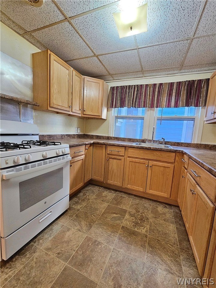 79 Sterling Ave - Photo 3 of 14