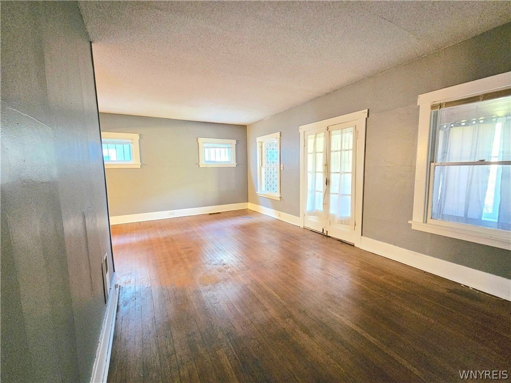 79 Sterling Ave - Photo 7 of 14