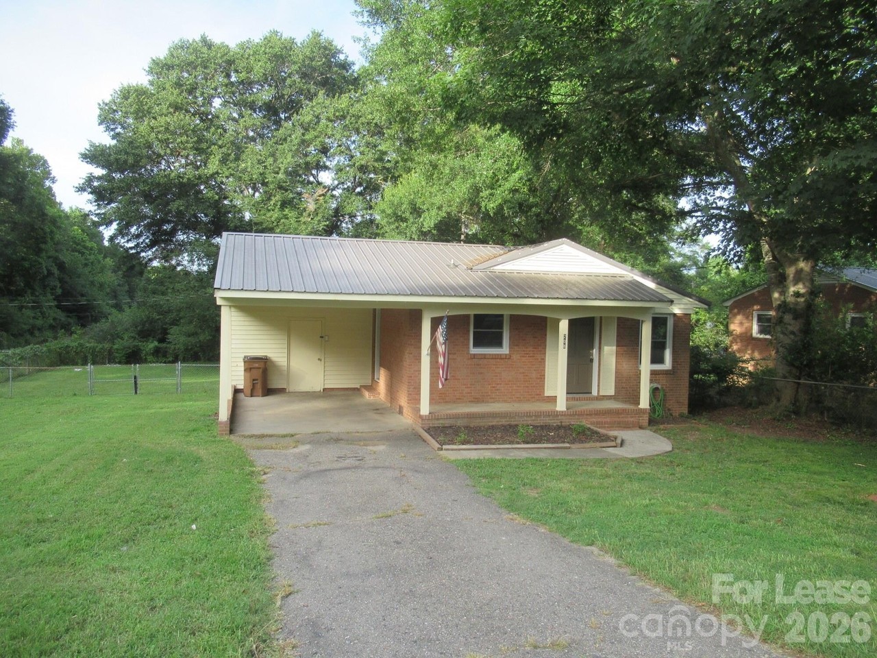 208 Crescent Ct - Photo 2 of 19
