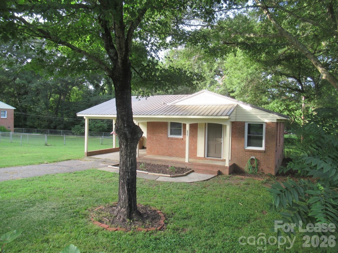 208 Crescent Ct - Photo 3 of 19