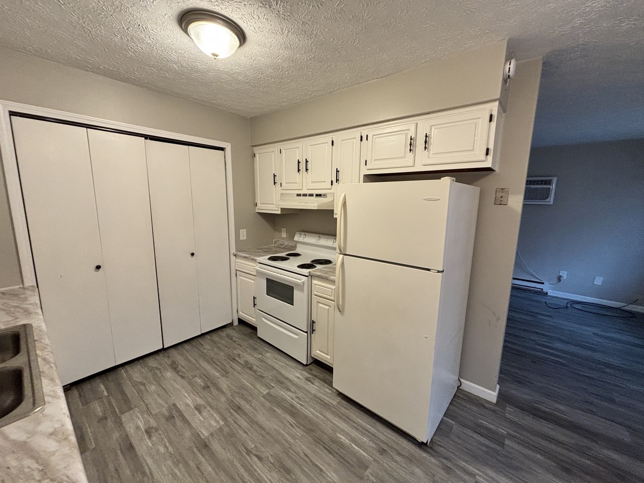 422 Brookfield St #424 - Photo 2 of 6