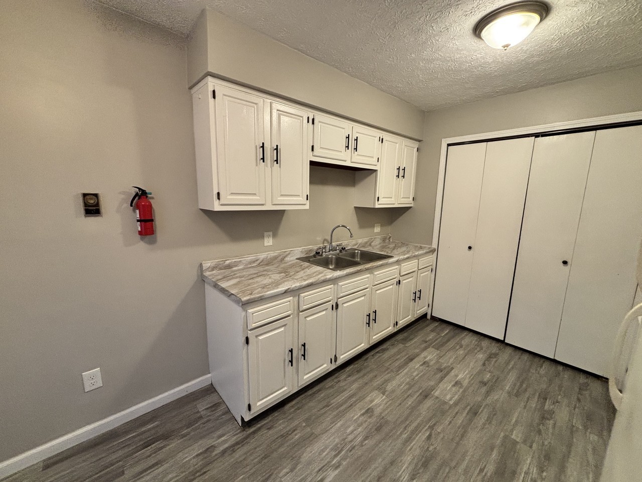 422 Brookfield St #424 - Photo 3 of 6