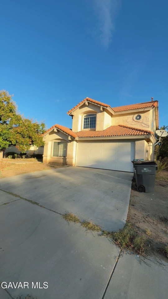 1835 Mesa Dr - Photo 2 of 27