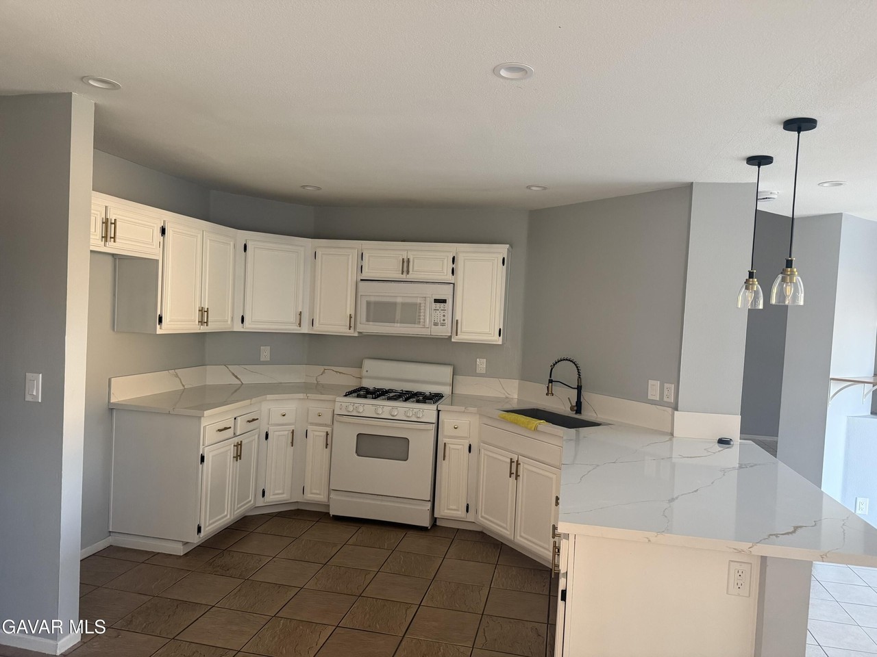 1835 Mesa Dr - Photo 3 of 27