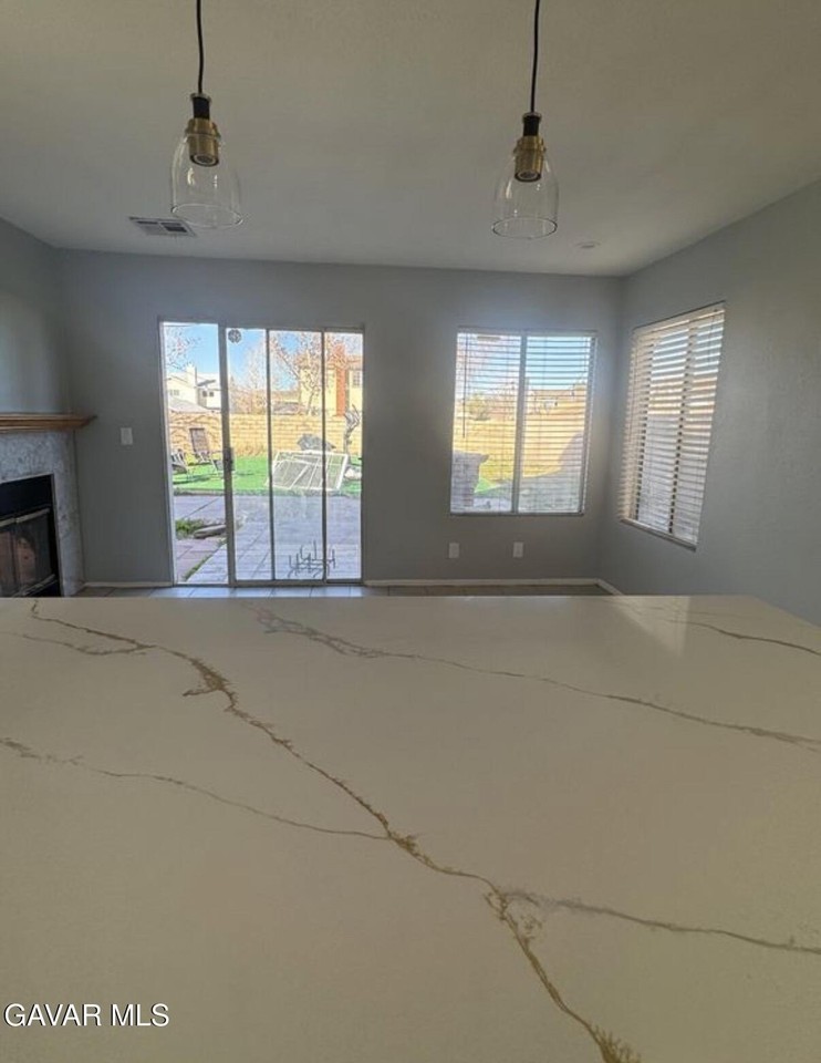 1835 Mesa Dr - Photo 4 of 27