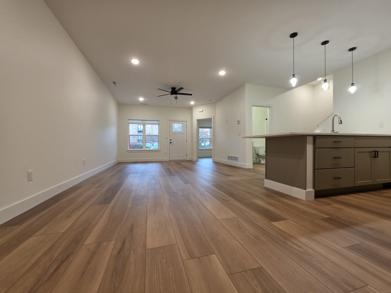 525 10th Ave Se #C - Photo 3 of 32
