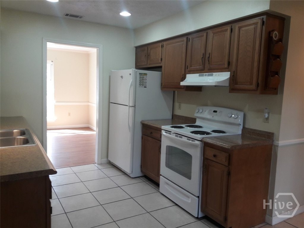 512 Stuart Ct - Photo 7 of 28