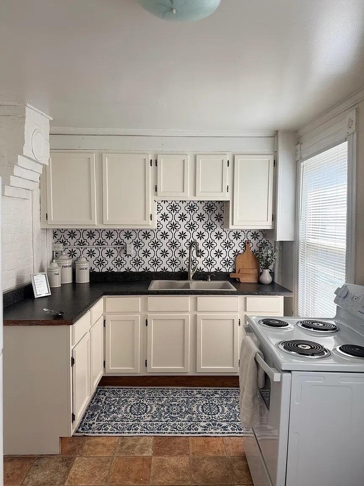 435 N Limestone #B - Photo 5 of 13