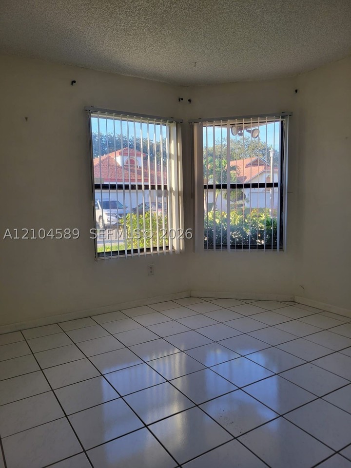709 Holly St - Photo 2 of 13
