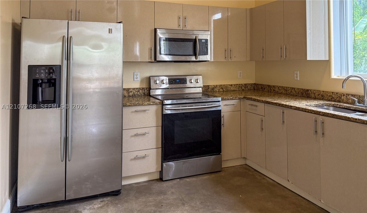 10214 Sw 175th St #B - Photo 4 of 13