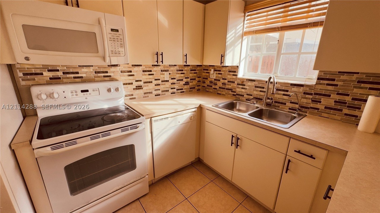 11431 Nw 93rd Ct #2 - Photo 3 of 23