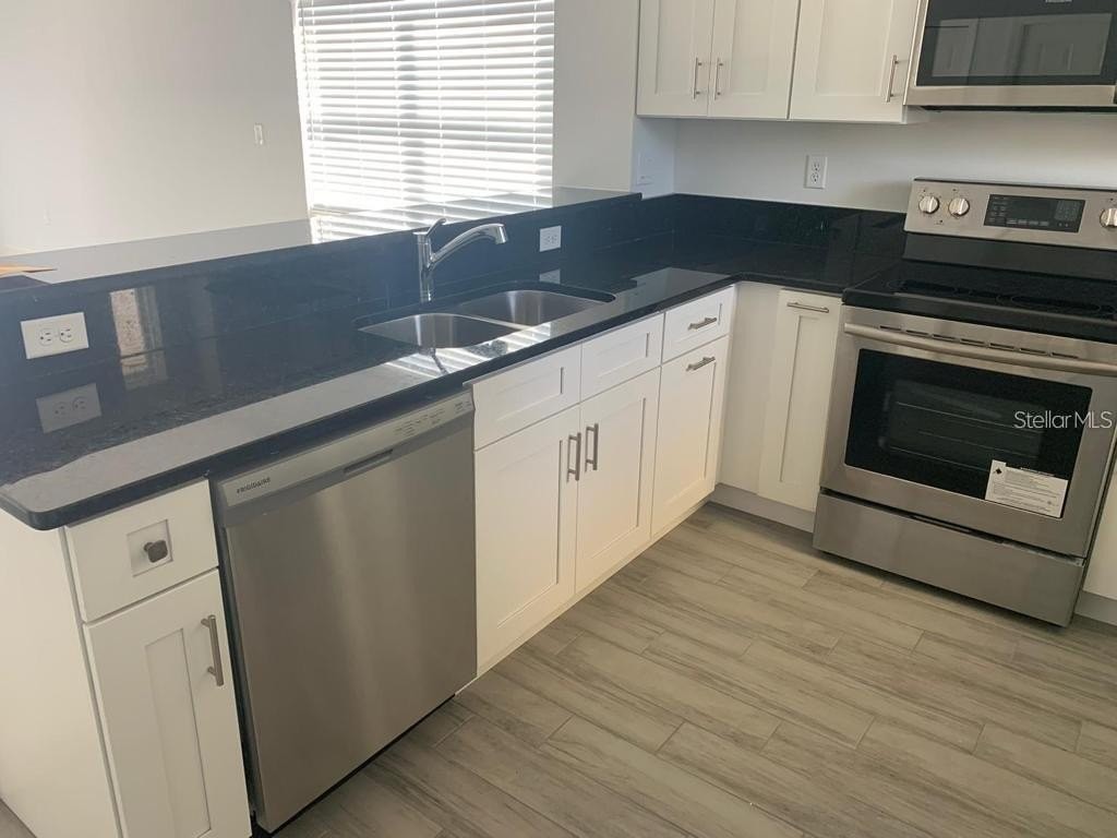 633 Lake Shore Pkwy - Photo 4 of 20