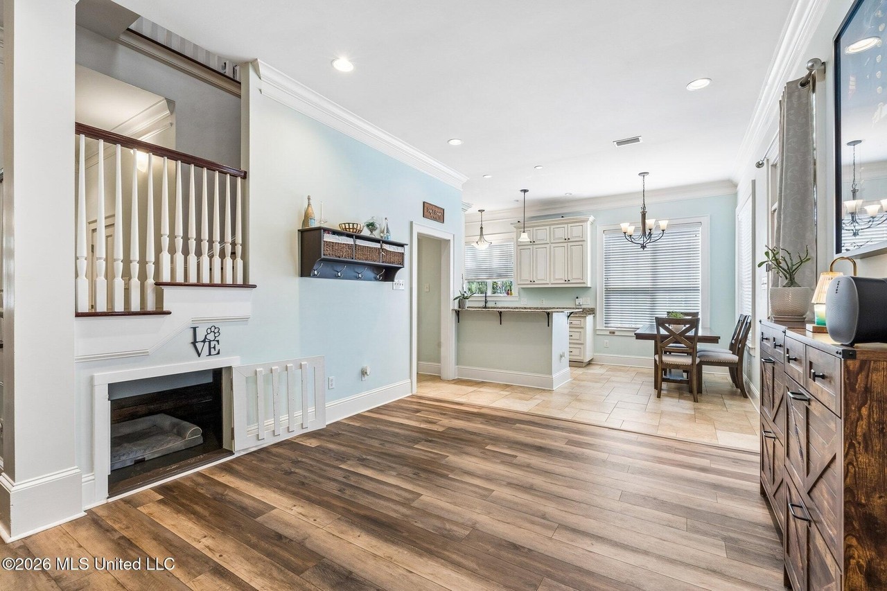 3529 Montgomery Ln - Photo 4 of 50