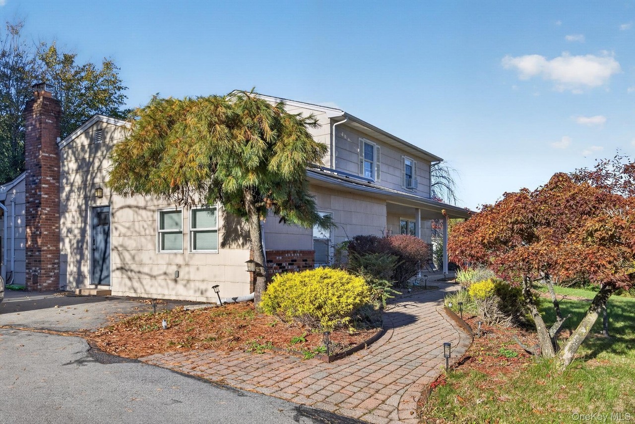 132 Neptune Dr - Photo 4 of 34