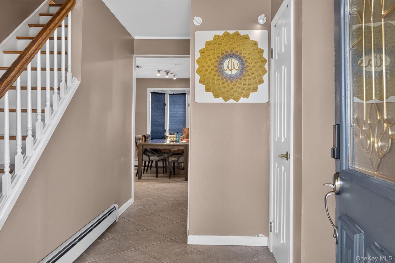 132 Neptune Dr - Photo 5 of 34