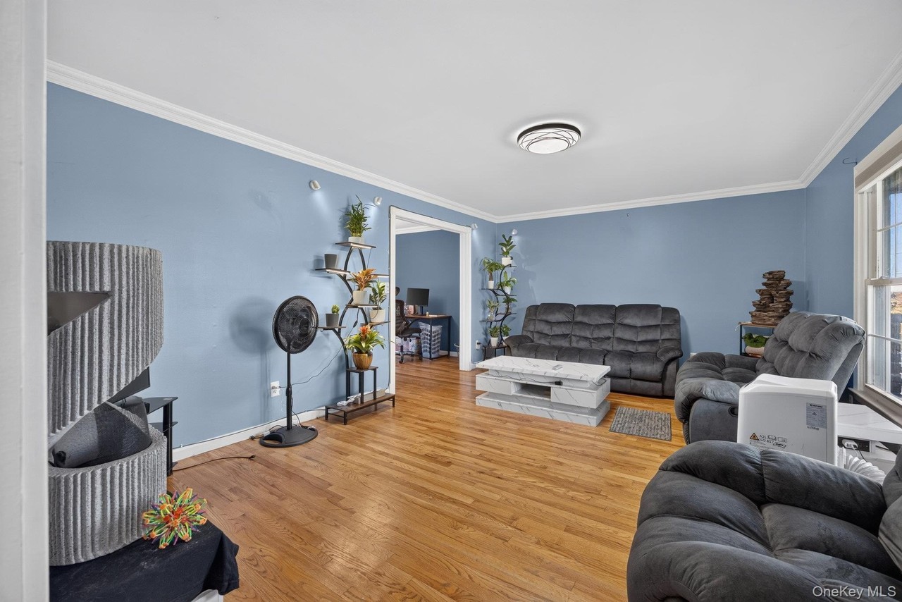 132 Neptune Dr - Photo 6 of 34