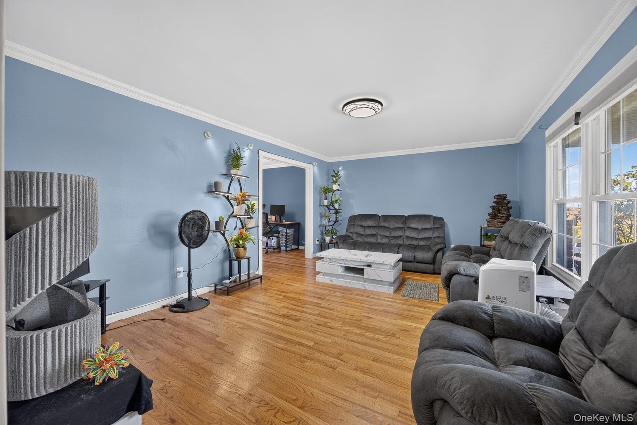 132 Neptune Dr - Photo 7 of 34