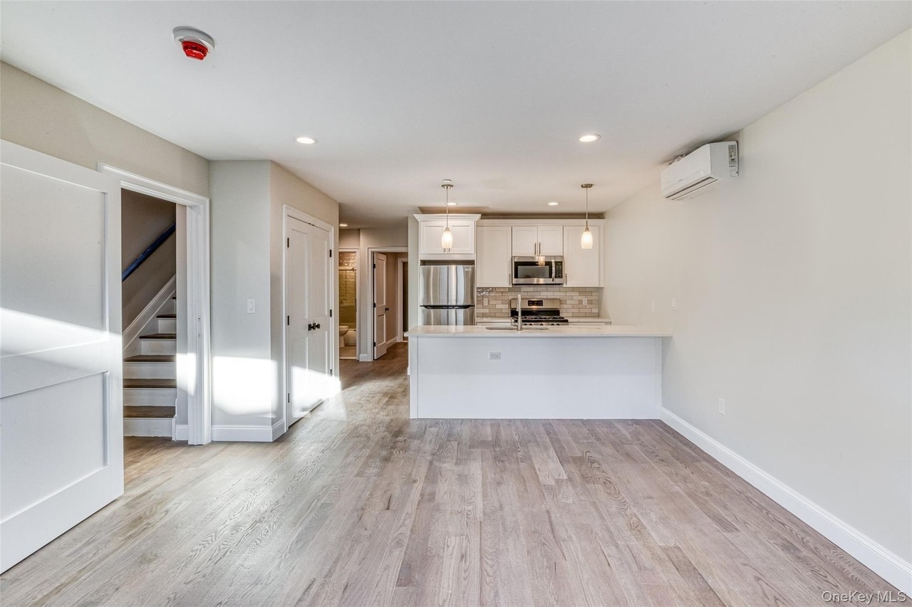 78 Roslyn Rd - Photo 2 of 5