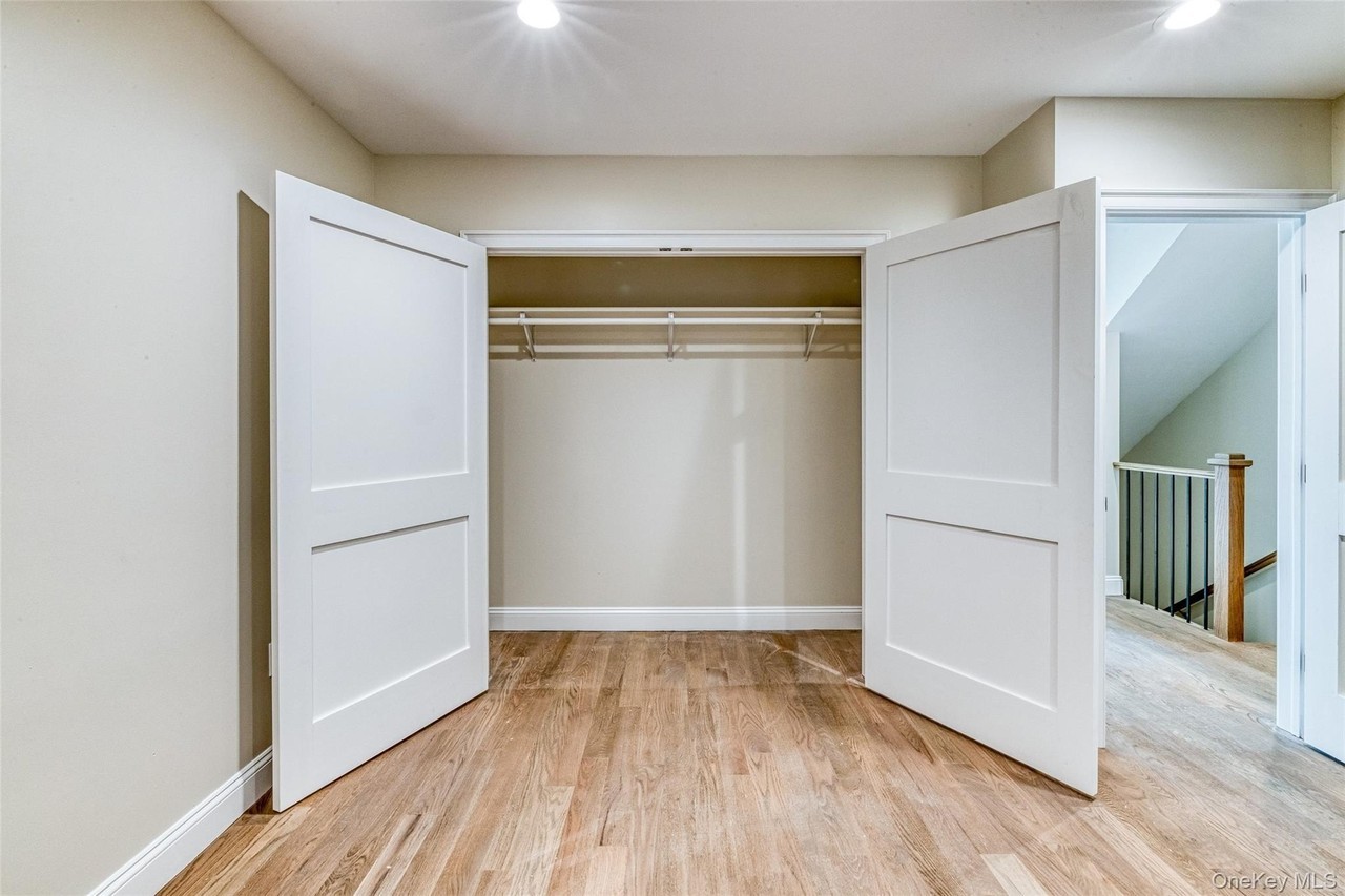 78 Roslyn Rd - Photo 4 of 5