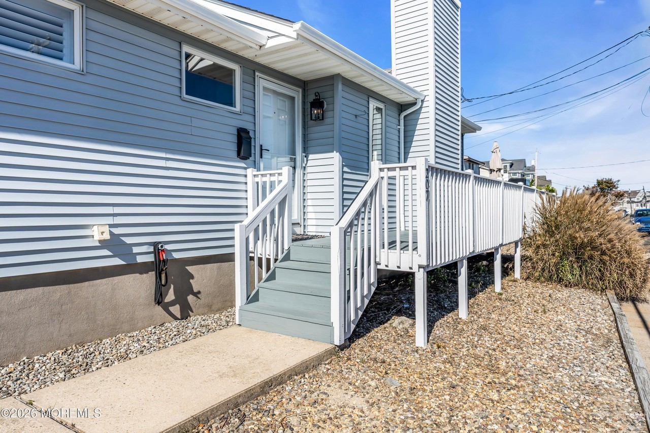 207 4th Ave - Photo 3 of 34