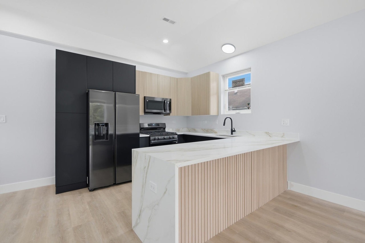 2307 S Marshall Blvd #1 - Photo 4 of 15