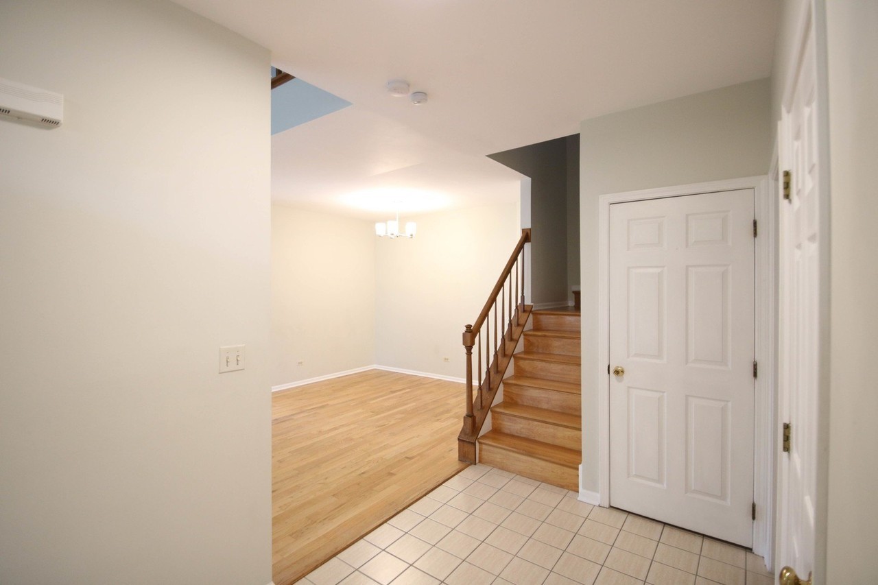 561 W Parkside Dr - Photo 2 of 16