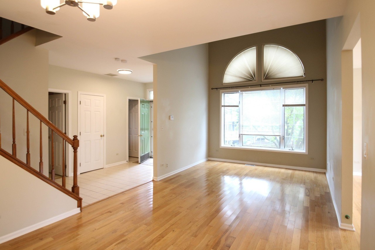 561 W Parkside Dr - Photo 3 of 16