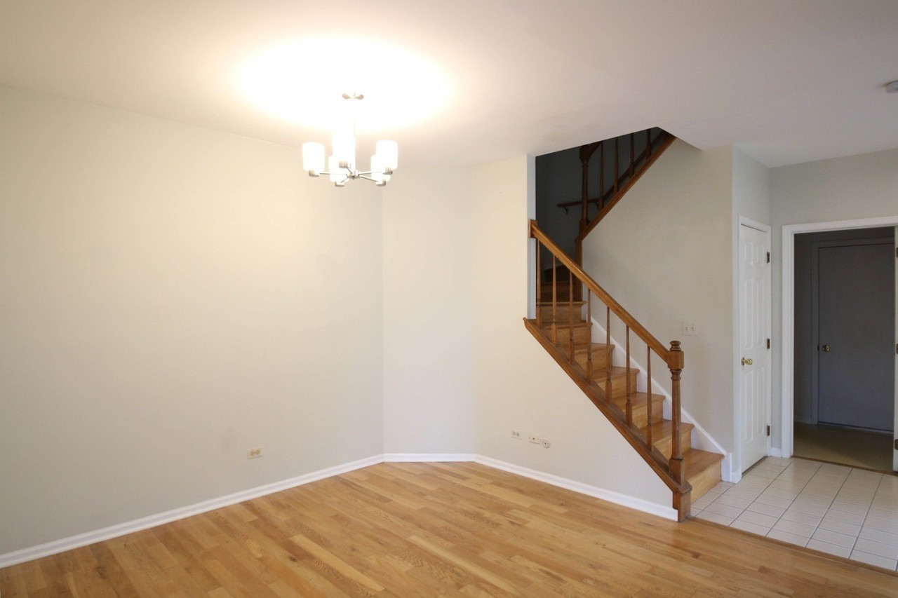561 W Parkside Dr - Photo 4 of 16