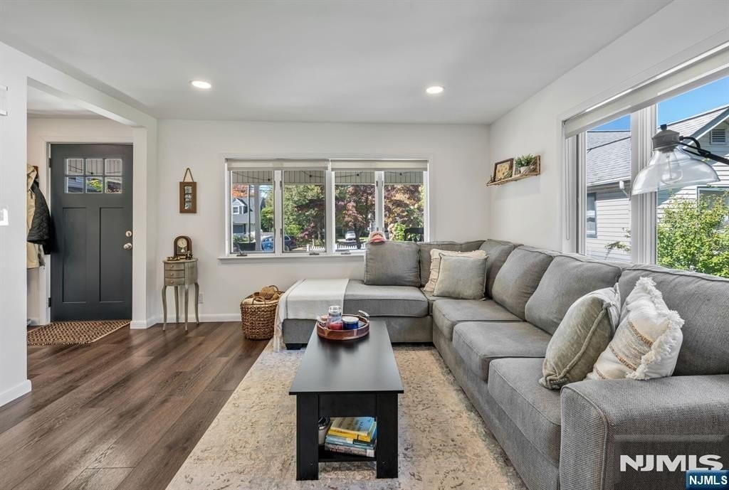 427 Northern Pkwy - Photo 4 of 19