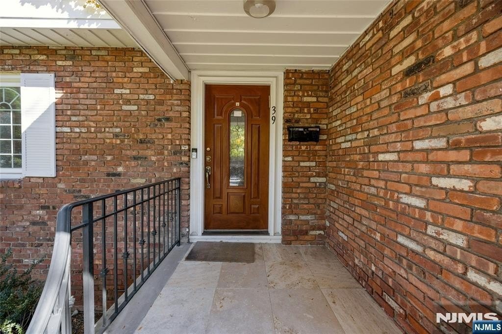 39 Sherwood Ave - Photo 3 of 34