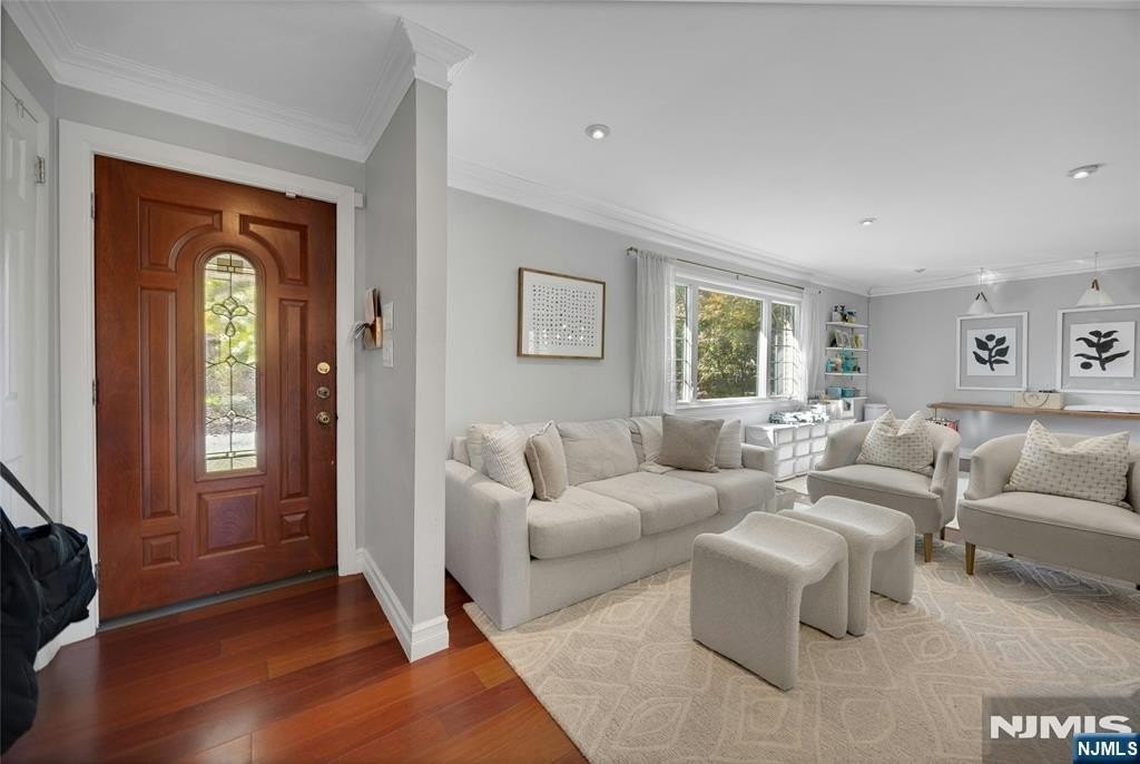 39 Sherwood Ave - Photo 4 of 34