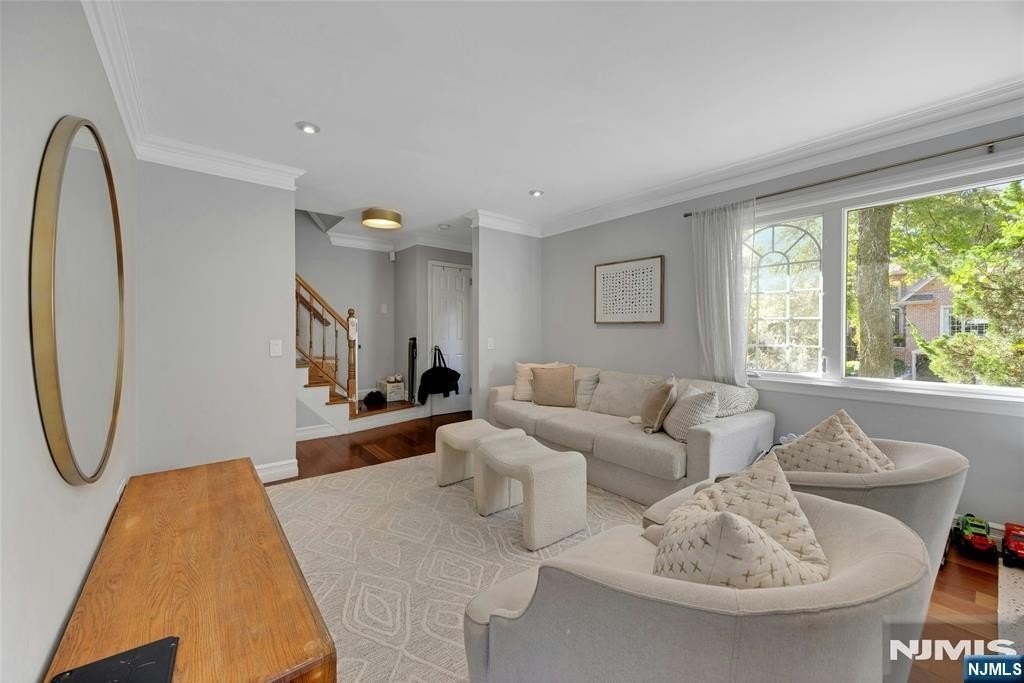 39 Sherwood Ave - Photo 6 of 34