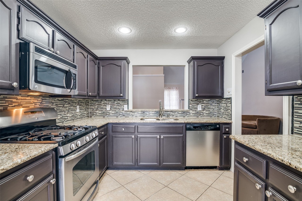 2916 Renaissance Cir - Photo 4 of 29