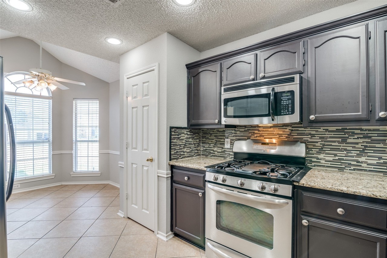 2916 Renaissance Cir - Photo 5 of 29