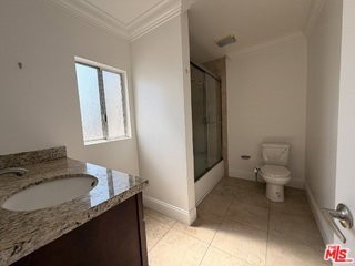 224 S Barrington Ave #301 - Photo 5 of 7