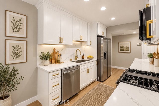 637 N West Knoll Dr #204 - Photo 3 of 8