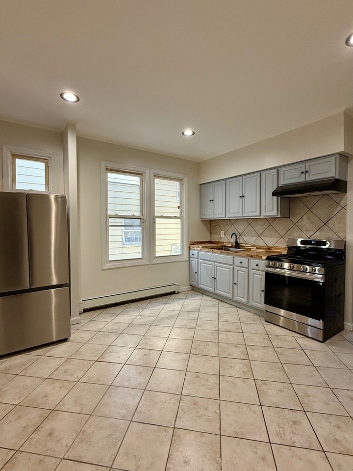 331 Ashton Ave - Photo 5 of 10