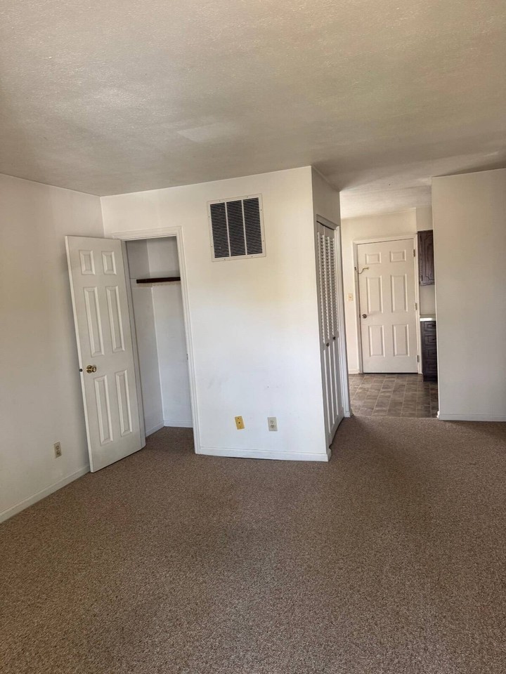 1016 19th St - Photo 2 of 7