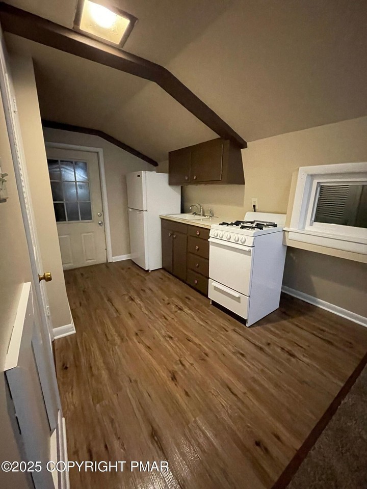 106 3rd St #14 - Photo 2 of 18
