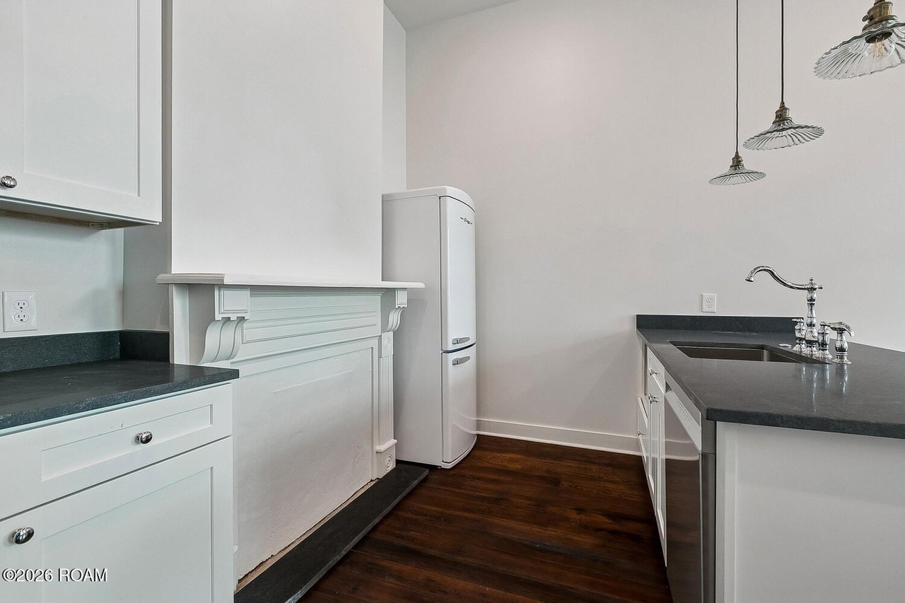 303 Adams St - Photo 4 of 11