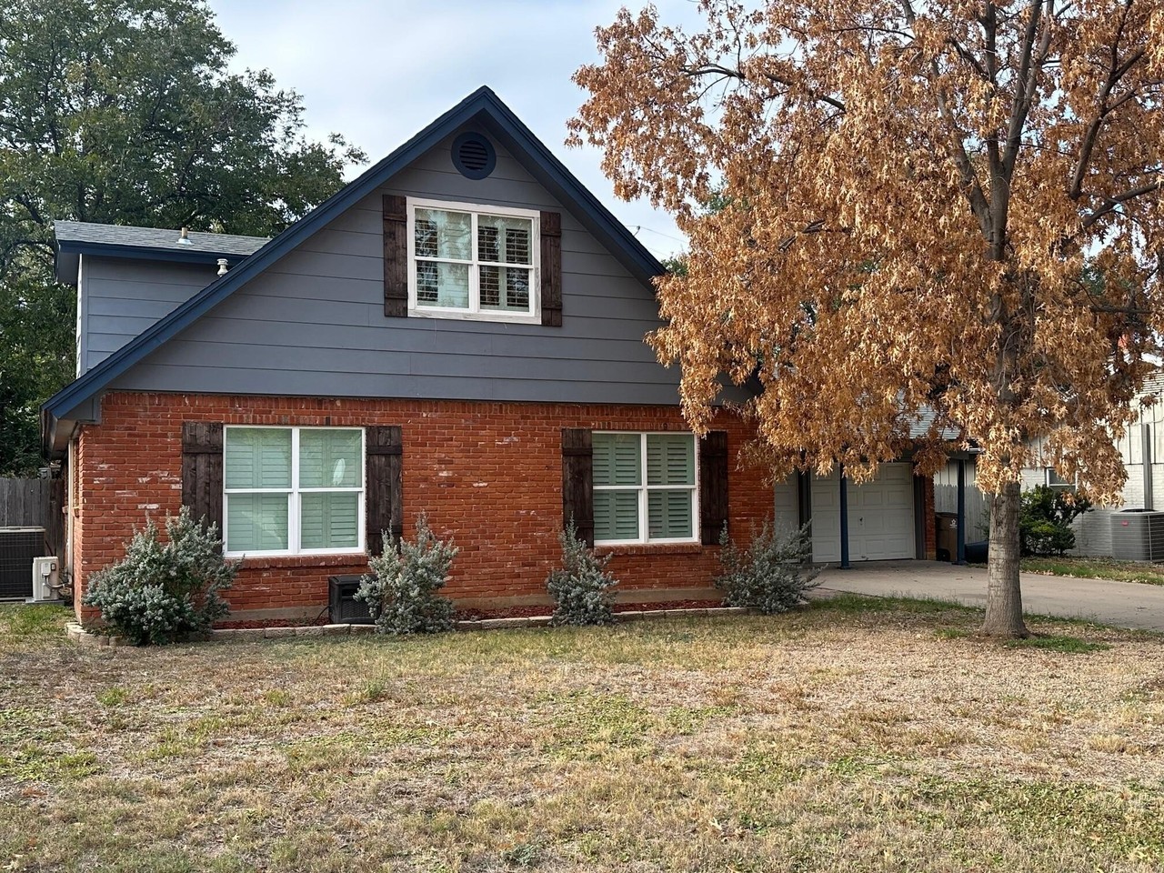 2933 Woodland Cir - Photo 2 of 16